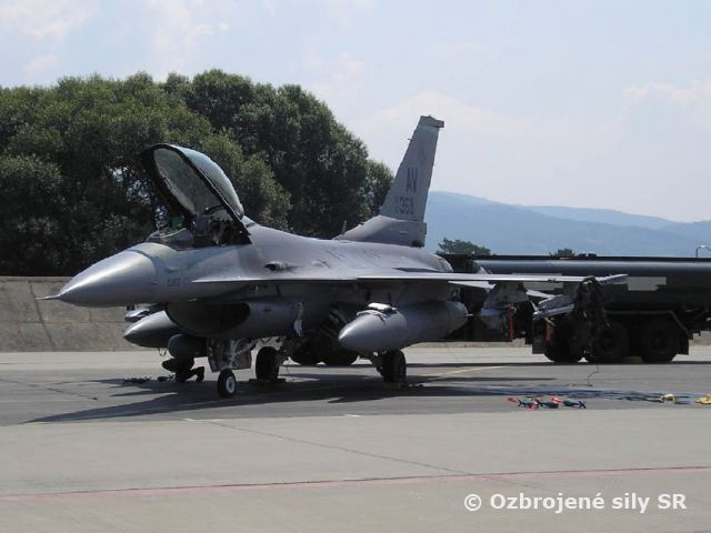 AMERICKÉ LIETADLÁ F- 16 v KUCHYNI