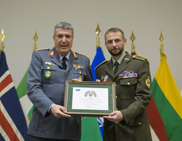 Príkladom v službe aj mimo nej 