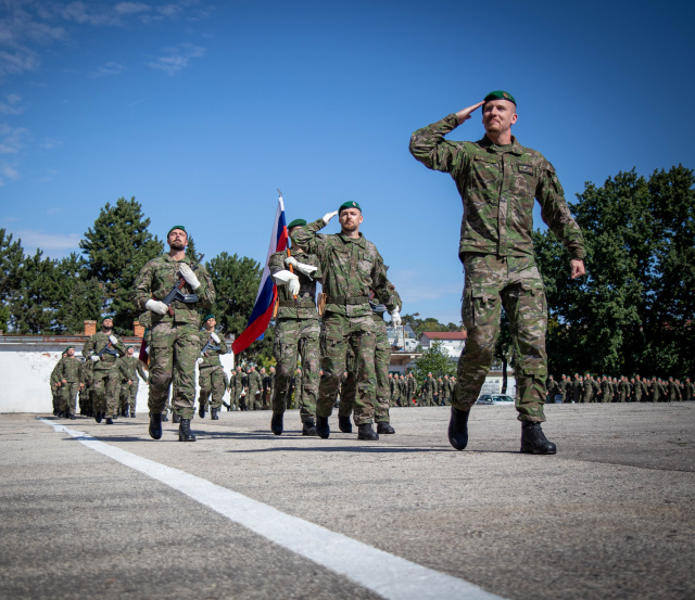 Odovzdanie a prevzatie velenia 12. mechanizovaného práporu Nitra