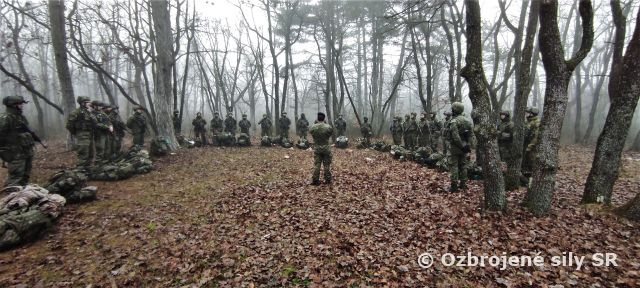 Poručíci pozemných síl na kurze velenia a riadenia