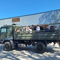 Deti z materských a základných škôl na letisku v Kuchyni