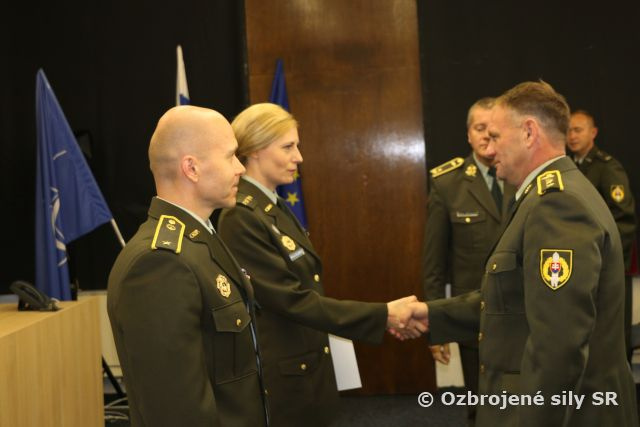 Slávnostný nástup príslušníkov veliteľstva pozemných síl